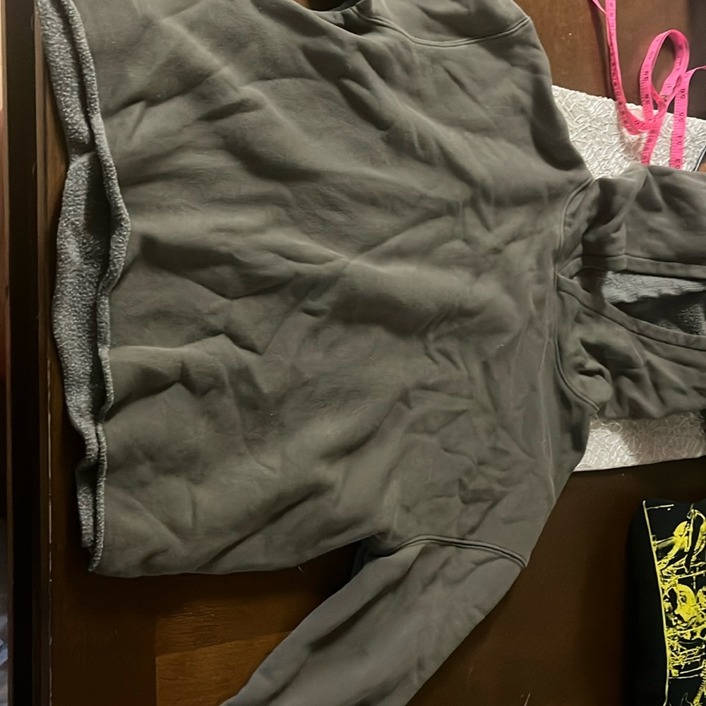 Cropped hoodie army green. States XXL fits small and medium